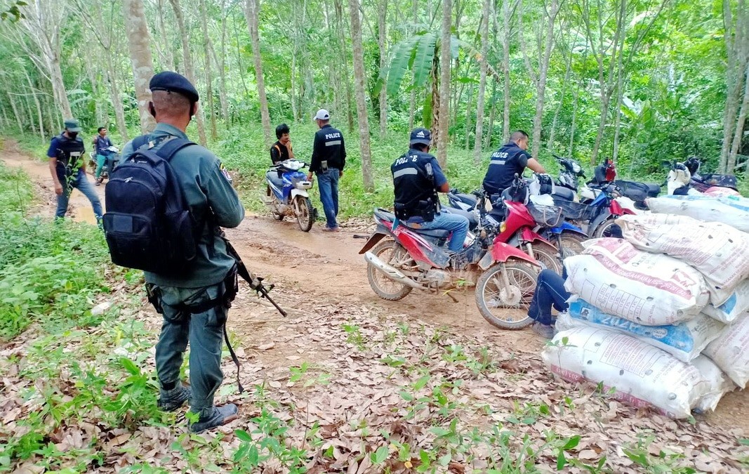 จับ 6 คนไทยลักลอบขนใบกระท่อม บริเวณชายแดนไทย-มาเลเซีย