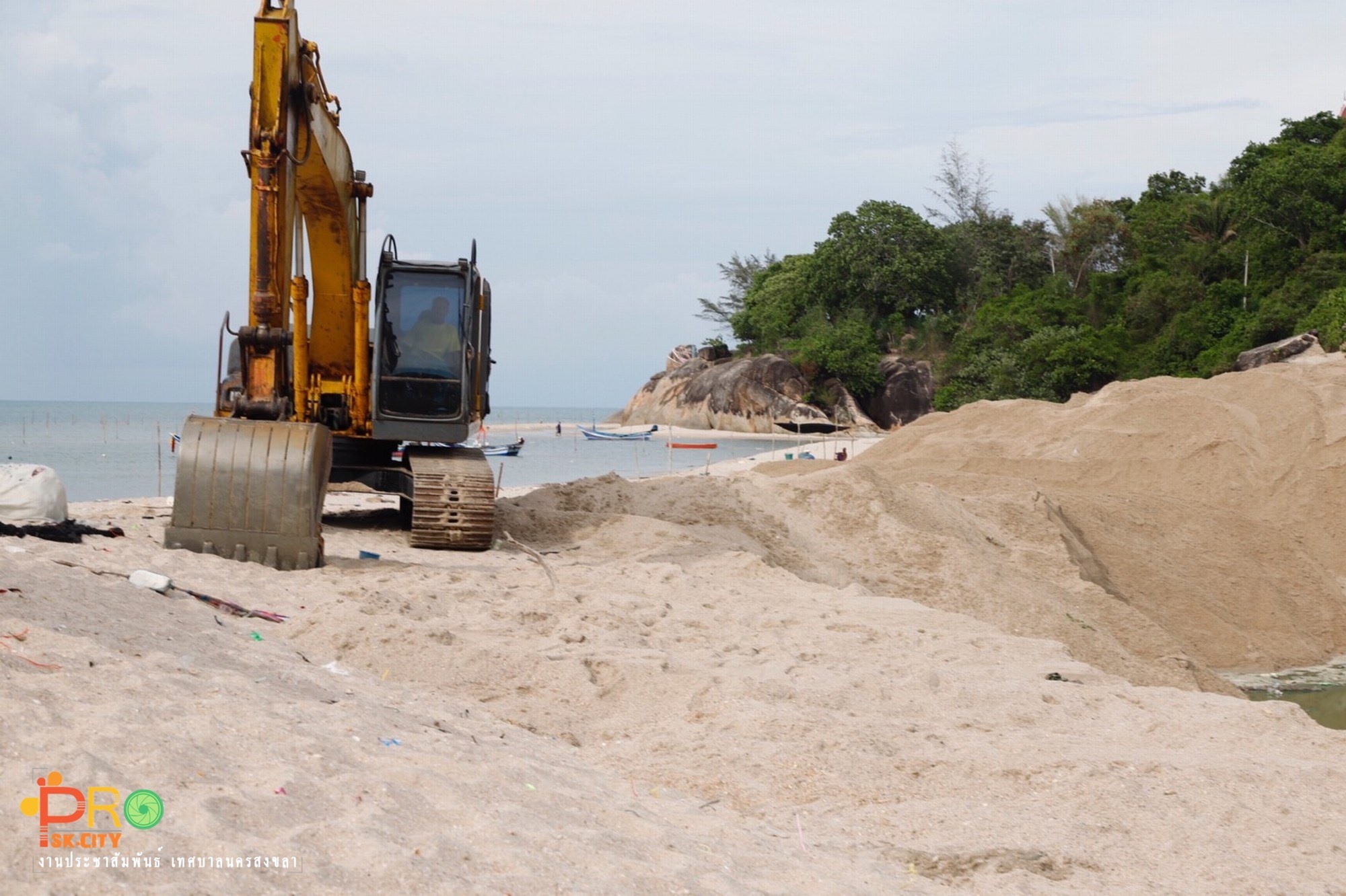 มท.2 ลงพื้นที่ตรวจสอบสภาพชายหาดชุมชนเก้าเส้งเร่งแก้ปัญหาน้ำเน่า