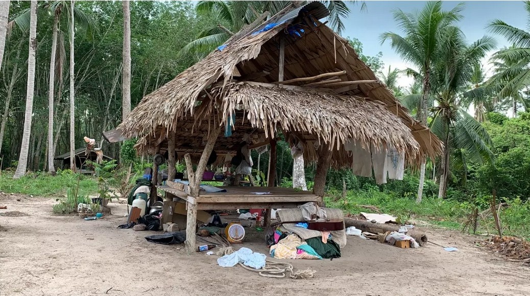 ตำรวจคุมตัว 5 ผู้ต้องหาที่ก่อเหตุรุมฆ่าเพื่อนรักร่วมกลุ่มมั่วยาเสพติด คิดว่าเป็นสายให้ตำรวจ