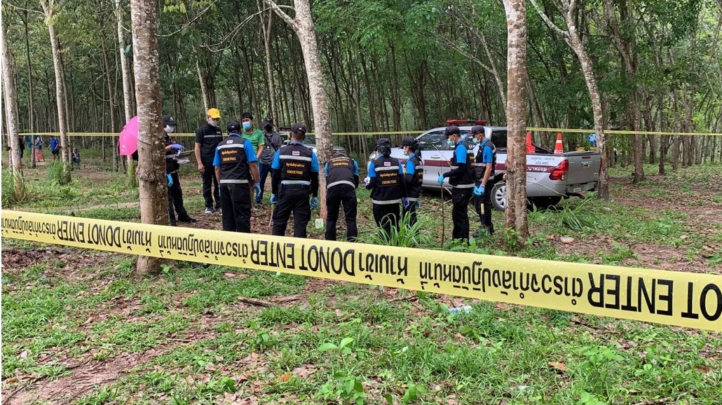 ตำรวจคุมตัว 5 ผู้ต้องหาที่ก่อเหตุรุมฆ่าเพื่อนรักร่วมกลุ่มมั่วยาเสพติด คิดว่าเป็นสายให้ตำรวจ