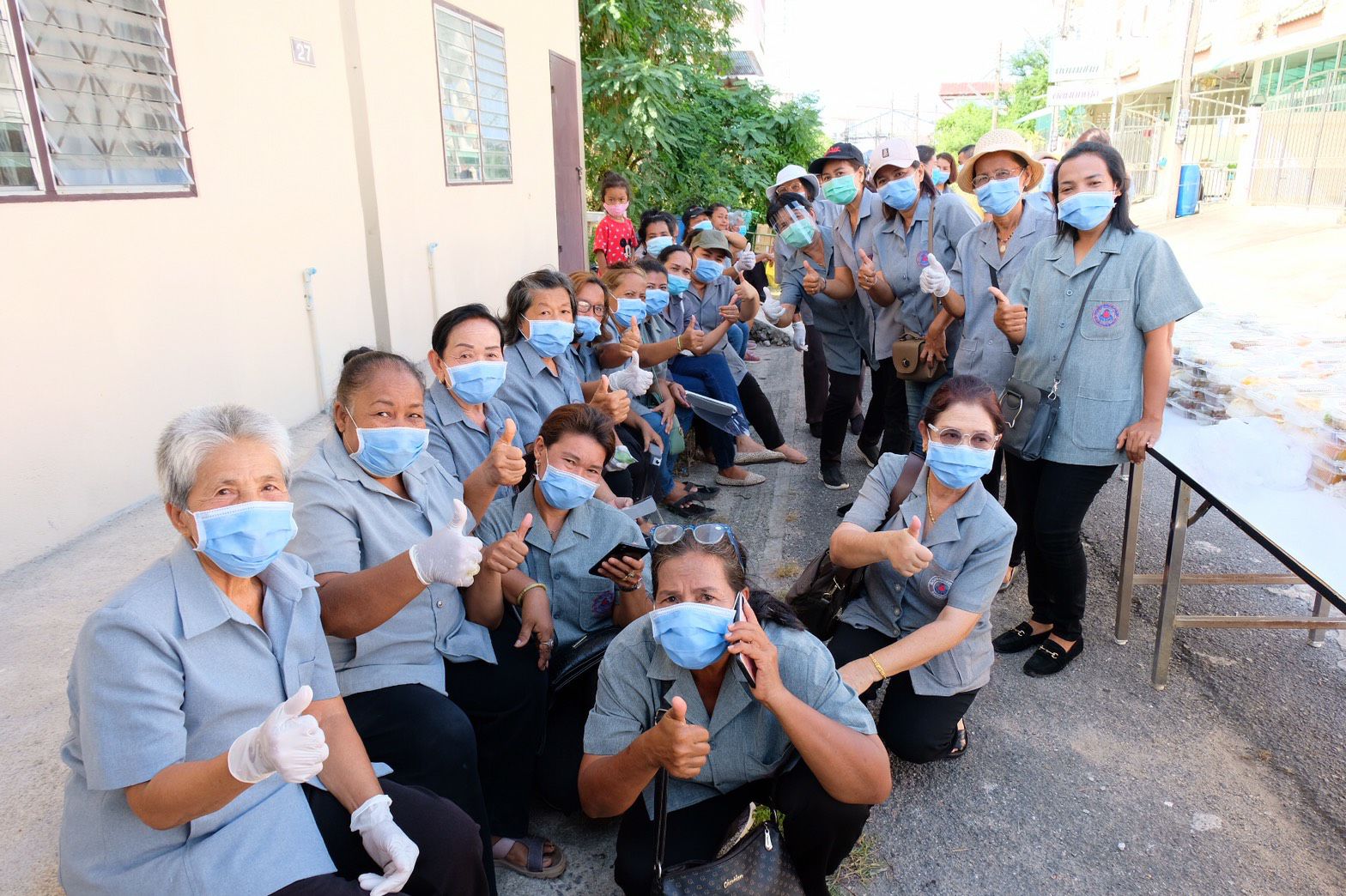 ศูนย์สุขภาพพาณิชย์สร้างสุข ร่วมกับ อสม เทศบาลนครสงขลา แจกข้าวกล่องของรายการ "เรื่องเล่าเช้านี้"