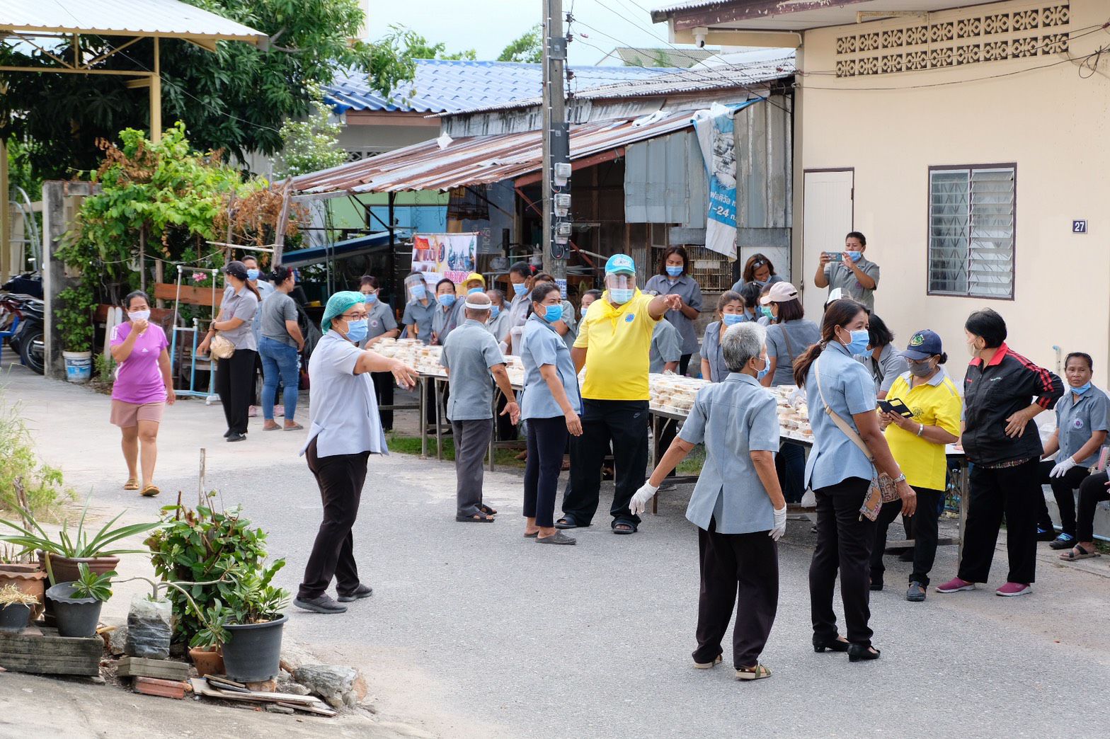 ศูนย์สุขภาพพาณิชย์สร้างสุข ร่วมกับ อสม เทศบาลนครสงขลา แจกข้าวกล่องของรายการ "เรื่องเล่าเช้านี้"