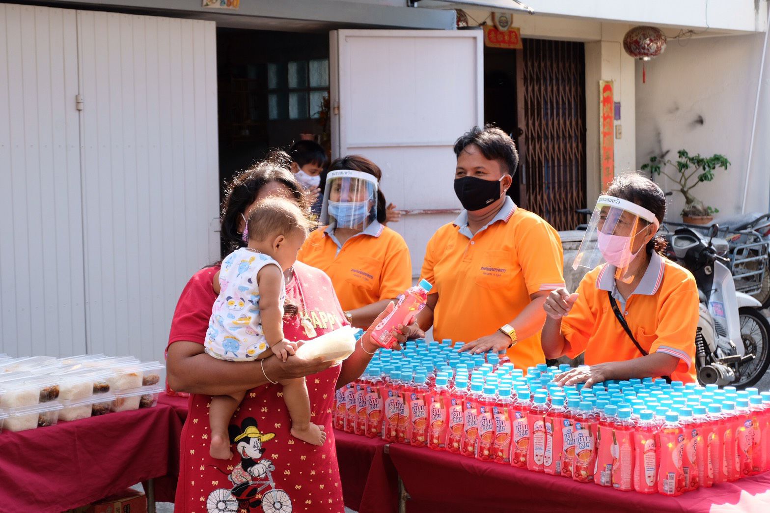 ศูนย์สุขภาพพาณิชย์สร้างสุข ร่วมกับ อสม เทศบาลนครสงขลา แจกข้าวกล่องของรายการ "เรื่องเล่าเช้านี้"