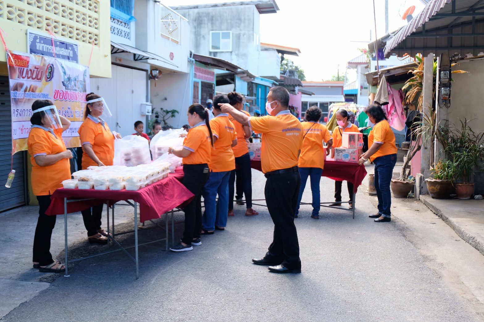 ศูนย์สุขภาพพาณิชย์สร้างสุข ร่วมกับ อสม เทศบาลนครสงขลา แจกข้าวกล่องของรายการ "เรื่องเล่าเช้านี้"