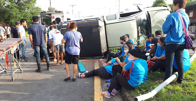 อุบัติเหตุรถคนงานพลิกคว่ำ ถนนระโนด-สงขลา คนงานบาดเจ็บทั้งคัน 12 คน