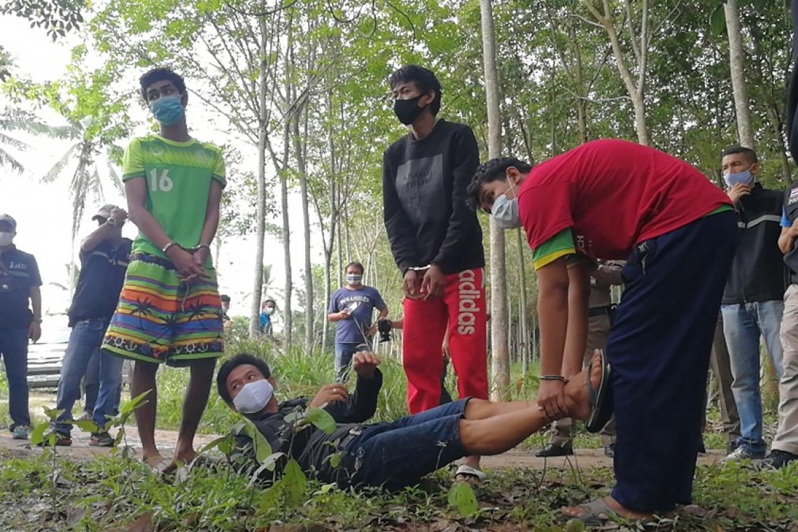 ตำรวจคุมตัว 5 ผู้ต้องหาที่ก่อเหตุรุมฆ่าเพื่อนรักร่วมกลุ่มมั่วยาเสพติด คิดว่าเป็นสายให้ตำรวจ