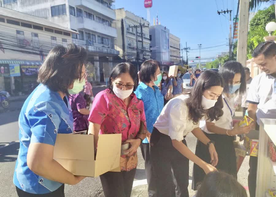 รองผู้ว่าฯสงขลาใส่ใจพี่น้องปชช. นำสิ่งของมาแบ่งปัน"ตู้ปันกันกิน"