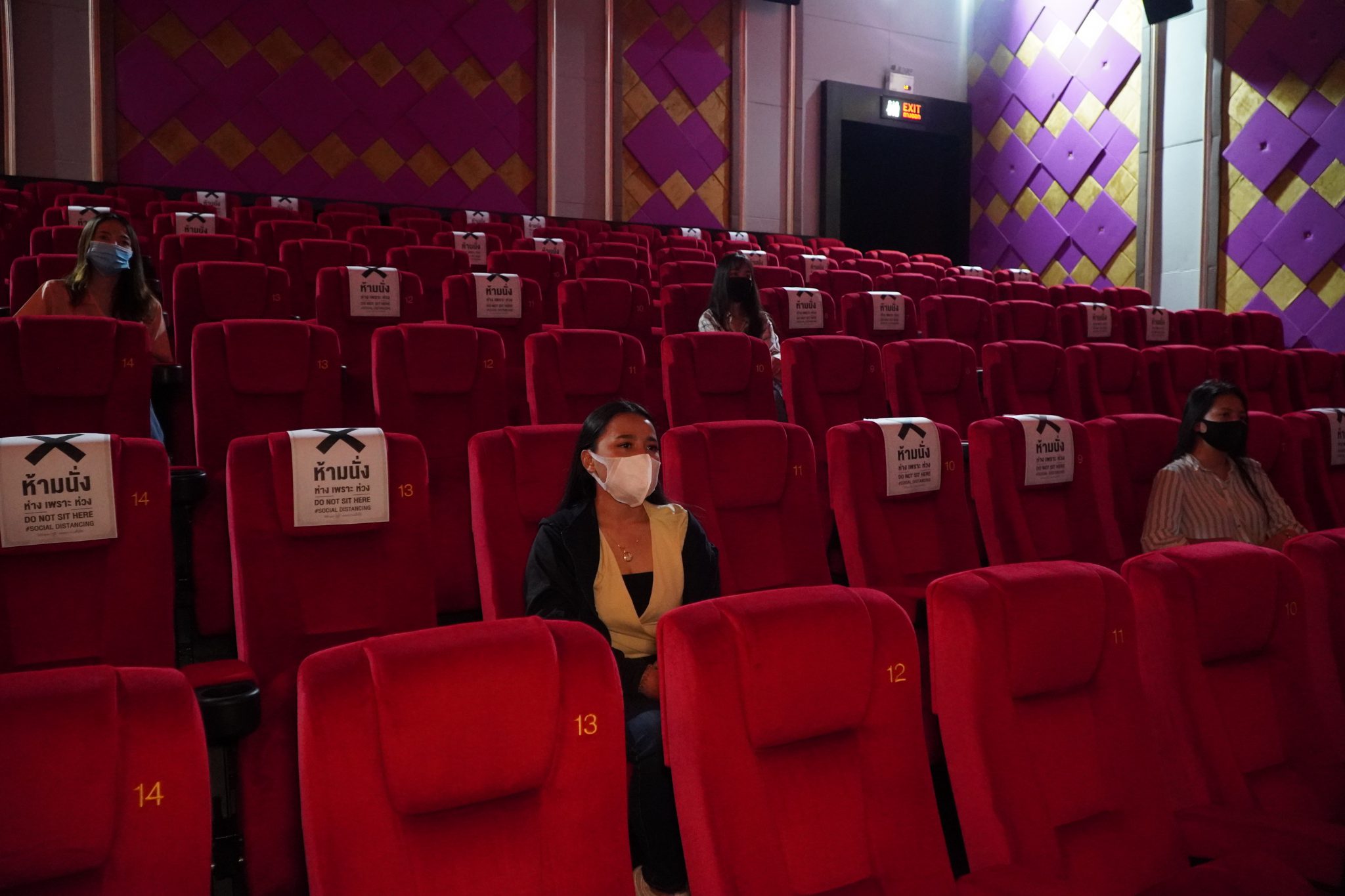 นส่วนของพื้นที่ด้านในโรงภาพยนตร์ จะมีการจัดที่นั่งในรูปแบบ 2 ที่นั่งเว้น 2 ที่นั่ง ทั้งนี้ยังเว้นแถวระหว่างแถว