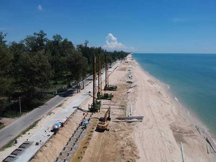 คนสทิงพระจัดเสวนาปราศัยไม่เอากำเเพงกันคลื่น หาดมหาราชลานหน้าอนุสาวรีย์ ร.5 