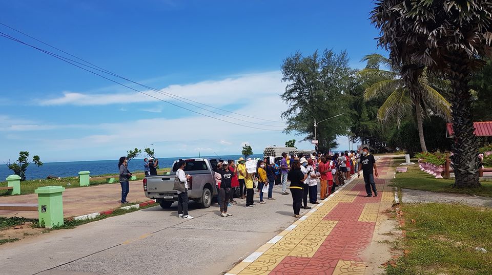 คนสทิงพระจัดเสวนาปราศัยไม่เอากำเเพงกันคลื่น หาดมหาราชลานหน้าอนุสาวรีย์ ร.5 