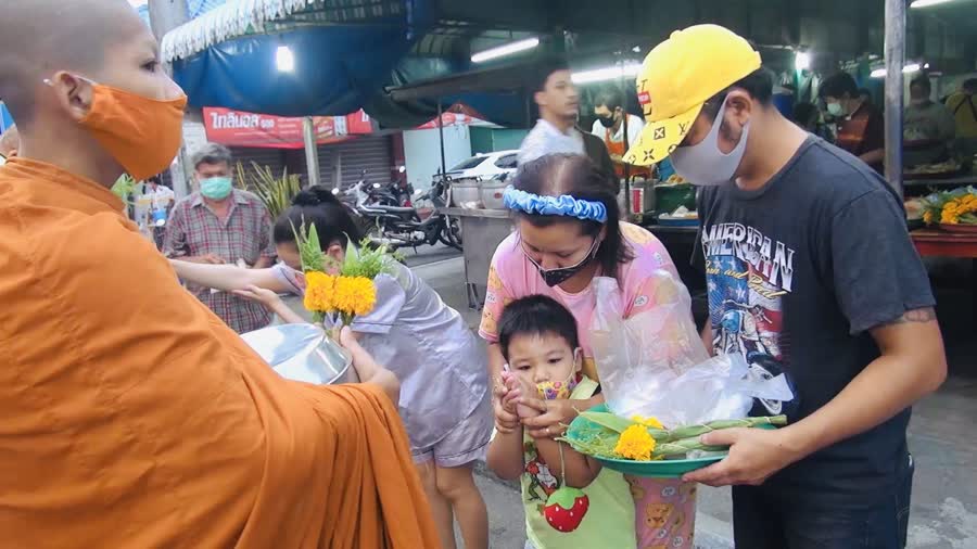 จ.สงขลา ประชาชนร่วมตัวออกมาทำบุญตักบาตร เนื่องในวันเข้าพรรษา ในรูปแบบNew Normal 1 ตักบาตร