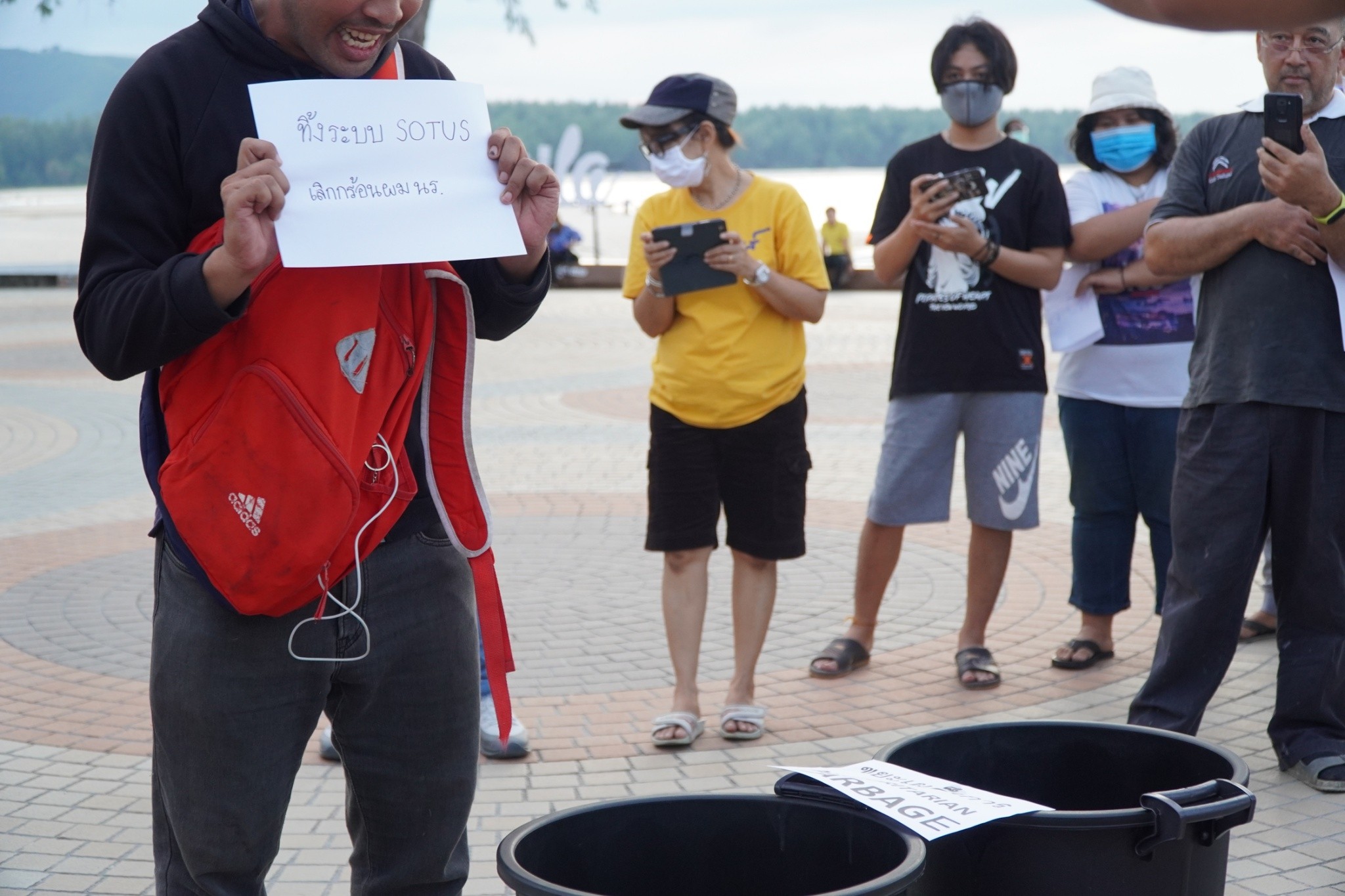 จ.สงขลา เยาวชนรวมตัวแสดงสัญลักษณ์ #สงขลาไม่เอาTOO บริเวณศาลาไทย รูปปั้นนางเงือก ริมชายหาดสมิหลา