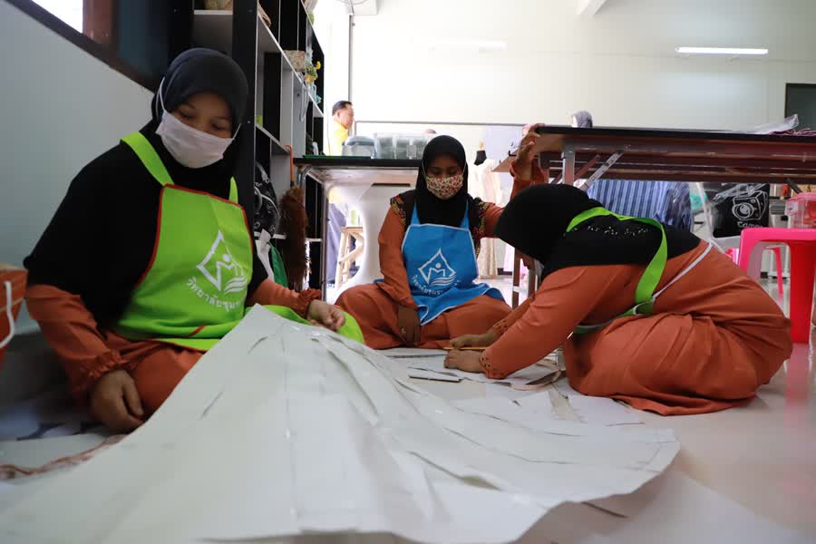 กลุ่มสตรีไทยมุสลิมอ.เทพา ทำเครื่องแต่งกายมุสลิมสร้างรายได้เสริมให้ครอบครัวในช่วงระบาด COVID-19