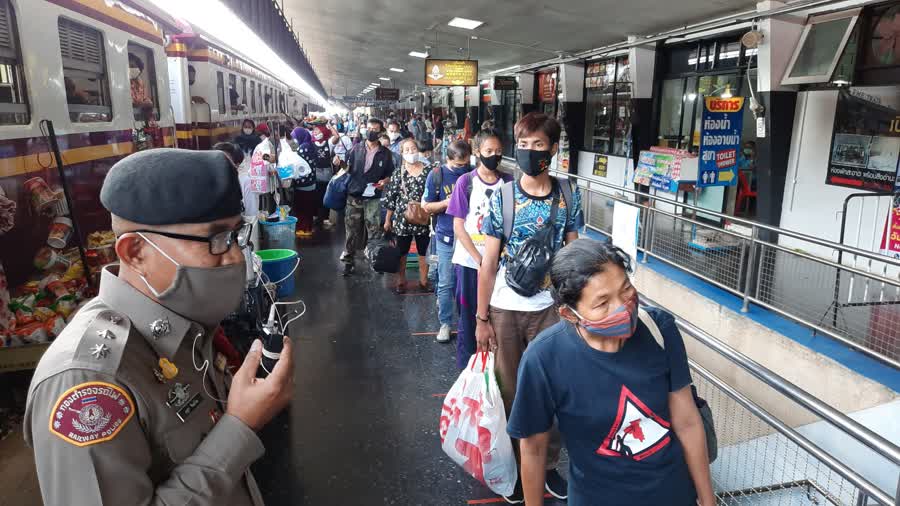 บรรยากาศที่สถานีรถไฟชุมทางหาดใหญ่ ผู้โดยสารเดินทางหนาแน่นจากวันหยุดยาว