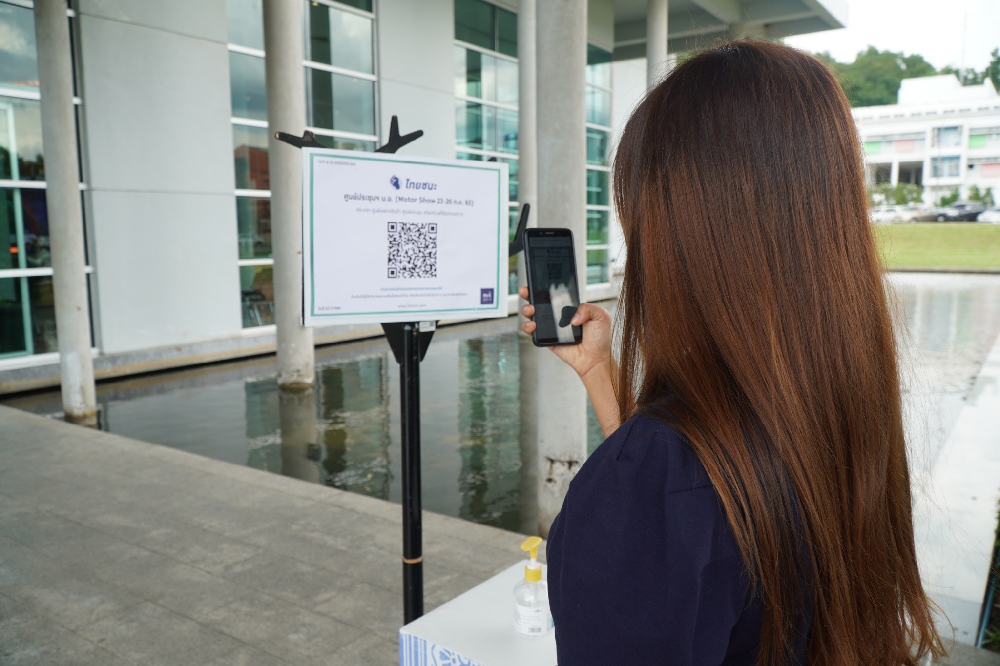 ตั้งแต่ทางเข้างาน ผู้เข้าชมจำเป้นที่จะต้องสแกน QR Code ไทยชนะก่อนเข้างาน