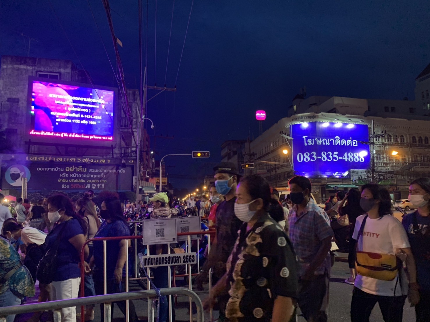 ถนนคนเดินสงขลาแต่แรก กลับมาคึกคักอีกครั้งหลังเริ่มกลายล็อคระยะ5 2 ถนนคนเดินสงขลาแต่แรก กลับมาคึกคักอีกครั้งหลังกลายล็อคระยะ5
