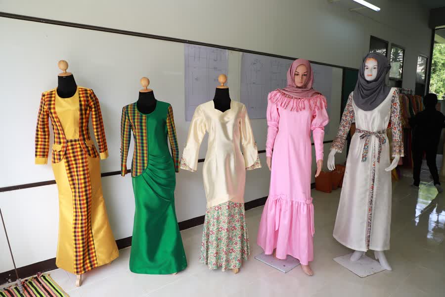 กลุ่มสตรีไทยมุสลิมอ.เทพา ทำเครื่องแต่งกายมุสลิมสร้างรายได้เสริมให้ครอบครัวในช่วงระบาด COVID-19