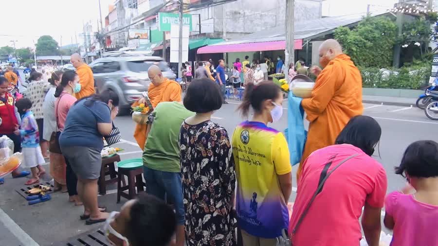 จ.สงขลา ประชาชนร่วมตัวออกมาทำบุญตักบาตร เนื่องในวันเข้าพรรษา ในรูปแบบNew Normal 2 ตักบาตร