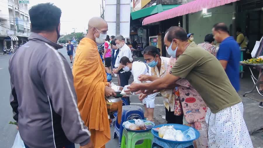 จ.สงขลา ประชาชนร่วมตัวออกมาทำบุญตักบาตร เนื่องในวันเข้าพรรษา ในรูปแบบNew Normal 3 ตักบาตร