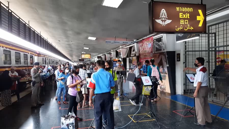 บรรยากาศที่สถานีรถไฟชุมทางหาดใหญ่ ผู้โดยสารเดินทางหนาแน่นจากวันหยุดยาว