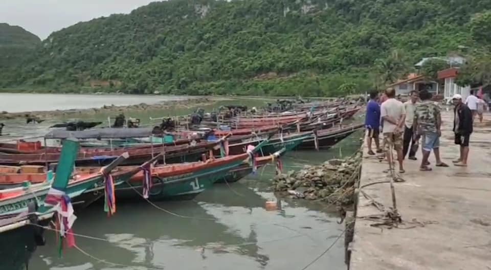 เหตุด่วนเรือนำเที่ยวชมปลาโลมาสีชมพู อ.ขนอมล่มกลางทะเล เสียชีวิต 1 ราย