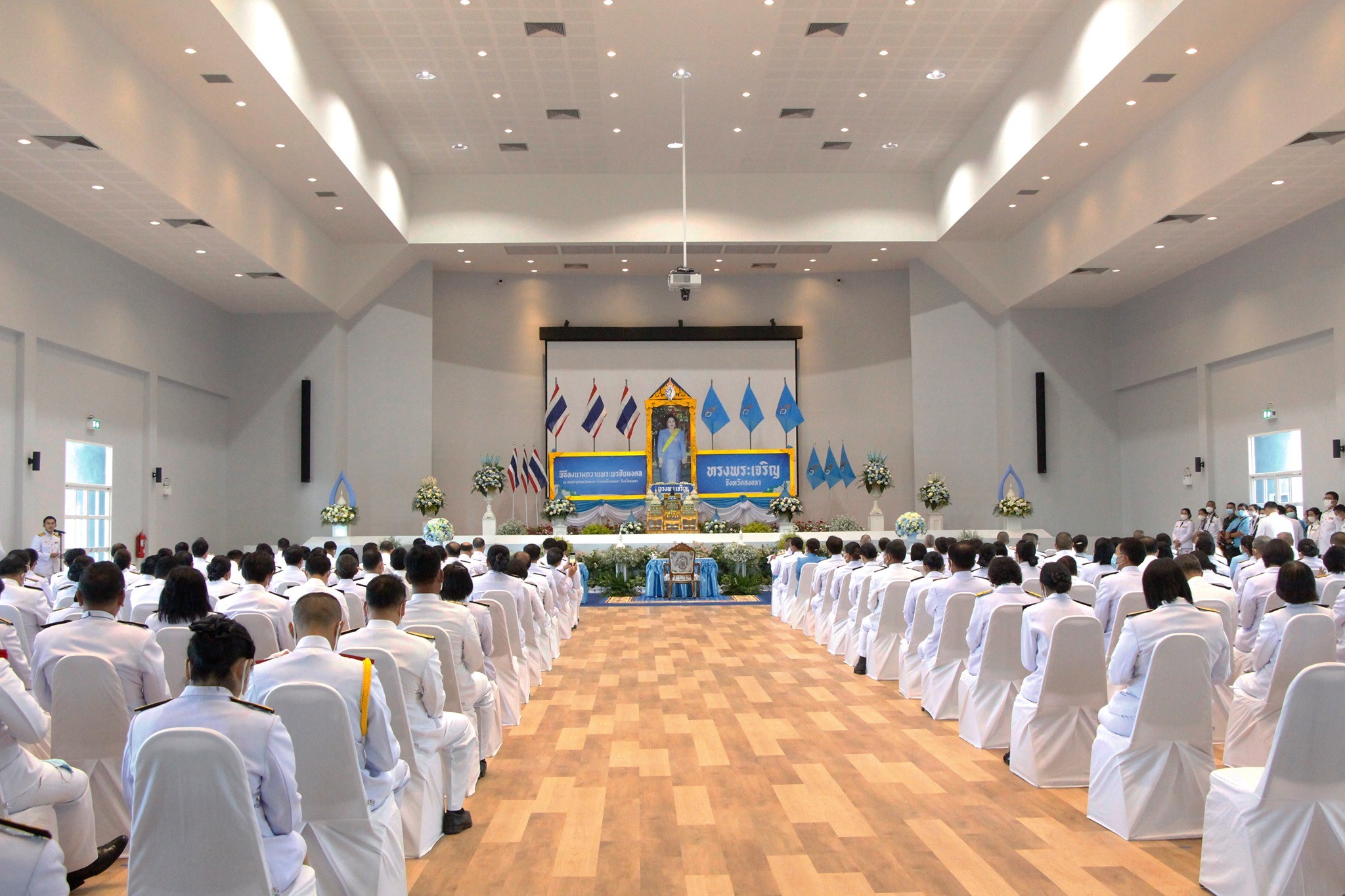 ร่วมพิธีลงนามถวายพระพรและถวายความเคารพพระฉายาลักษณ์สมเด็จพระนางเจ้าสิริกิติ์ พระบรมราชินีนาถ พระบรมราชชนนีพันปีหลวง เนื่องในโอกาสวันเฉลิมพระชนมพรรษา พ.ศ. 2563 ณ ห้องประชุมจังหวัดสงขลา