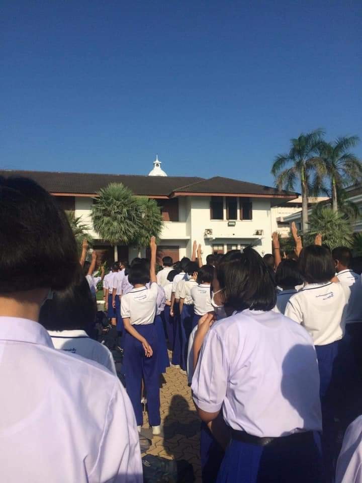 รมว.ศึกษาธิการ ชี้นักเรียนชู 3 นิ้ว หน้าเสาธง เป็นสิทธิส่วนบุคคล เตือนครู-ผู้บริหารโรงเรียนอย่าโยนเชื้อเข้ากองเพลิง