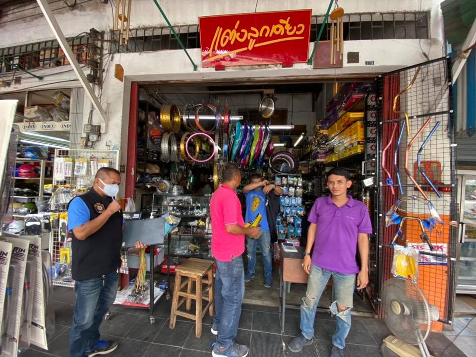 สภ.หาดใหญ่ตรวจเข้มกวาดล้างการแข่งรถ กำชับห้ามร้านค้าจำหน่ายอะไหล่รถให้แก่กลุ่มวัยรุ่น 4 สภ.หาดใหญ่กุมเข้มกวาดล้างการแข่งรถ กำชับห้ามร้านค้าจำหน่ายอะไหล่รถให้แก่กลุ่มวัยรุ่น