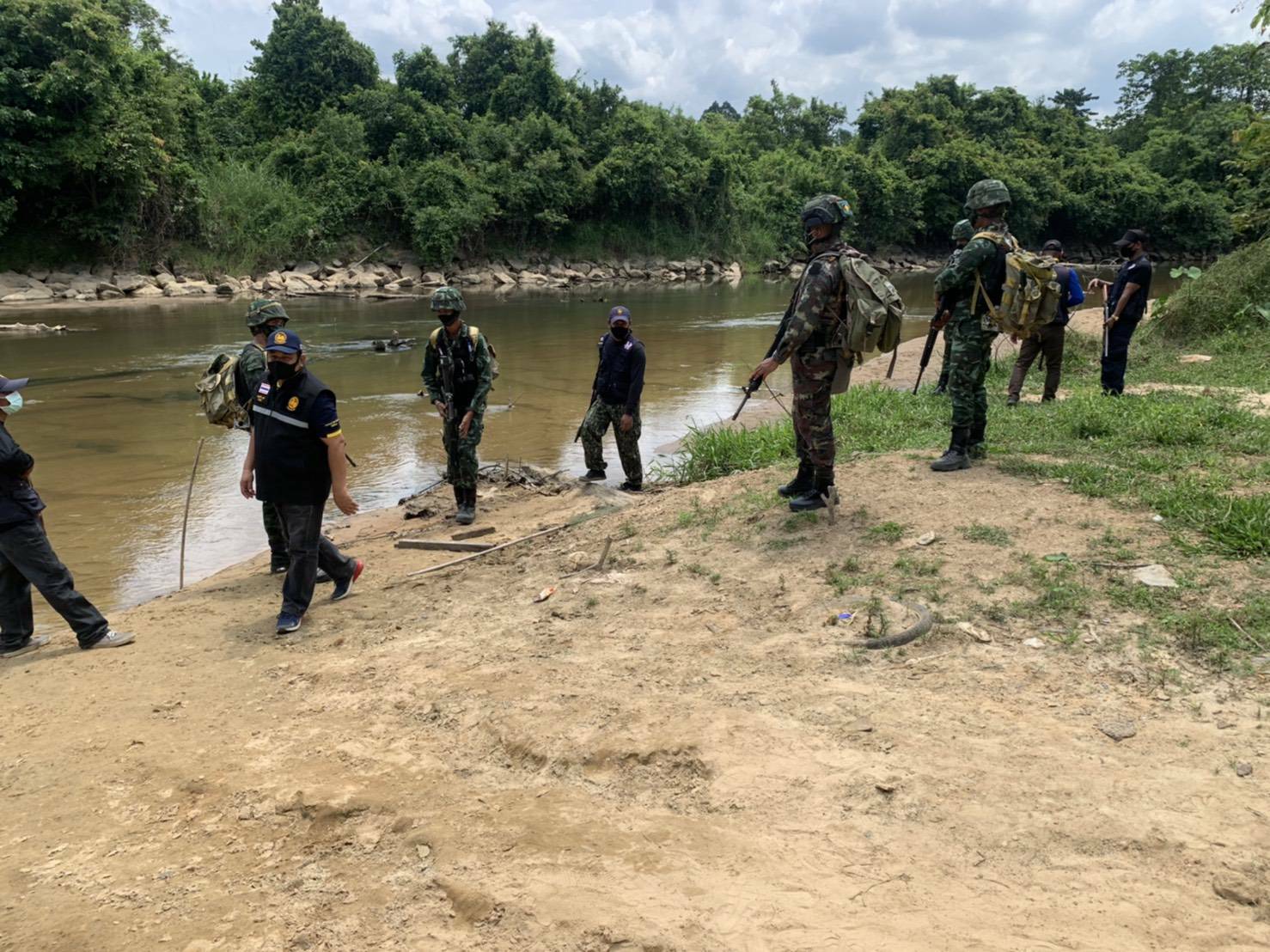 กองพันทหารราบเชิงรุกที่ 1 บูรณาการกำลัง เครื่องมือ สกัดกั้นตามแนวชายแดน อำเภอแว้ง จังหวัดนราธิวาส ? กองพันทหารราบเชิงรุกที่ 1 จัดกำลังพล ร่วมกับ ตำรวจตรวจคนเข้าเมือง, ตำรวจตระเวนชายแดน, อาสาสมัครประจำพื้นที่ บูรณาการกำลังและเครื่องมือที่มีอยู่ในการสกัดกั้นตามแนวชายแดน ในพื้นที่ตามแนวแม่น้ำโก-ลก อำเภอแว้ง จังหวัดนราธิวาส ?ทั้งนี้เพื่อเข้มงวดสกัดกั้นการข้ามแดนแบบผิดกฎหมาย (ช่องทางธรรมชาติ) รวมถึงการลักลอบขนสิ่งของผิดกฎหมาย/ของหนีภาษี, ภัยแทรกซ้อนทุกรูปแบบ, การกดดันสกัดกั้นการปฏิบัติของผู้ก่อเหตุรุนแรง เพื่อสร้างความปลอดภัยในชีวิตและทรัพย์สินของประชาชน และป้องกันการแพร่ระบาดของเชื้อไวรัสโควิด-19 ณ แนวแม่น้ำโก-ลก ชายแดนไทย-มาเลเซีย อำเภอแว้ง จังหวัดนราธิวาส