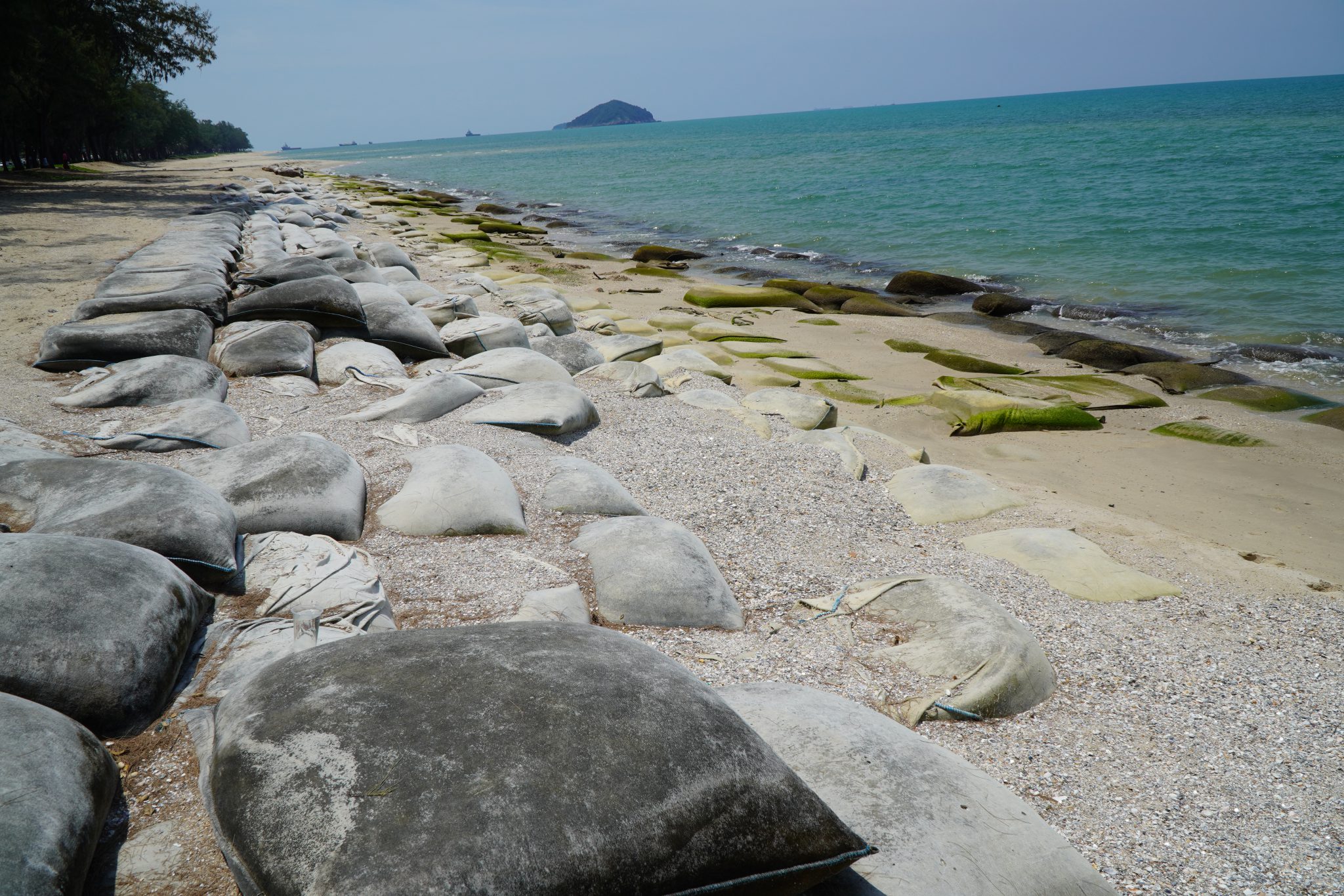 หาดสมิหลา-หาดชลาทัศน์ จ.สงขลา เติมทรายอีกครั้งเพื่อป้องกันการกัดเซาะชายฝั่ง 1 ในพื้นที่ระบบหาดแหลมตะลุมพุก-แหลมสมิหลา ระบบหาดหาดชลาทัศน์ และระบบหาดสะกอม โดยแนวชายฝั่งเป็นหาดทราย พื้นที่ชายฝั่งทะเล บริเวณหาดชลาทัศน์ (หลัง มทร.ศรีวิชัย) ต.บ่อยาง ประสบปัญหากัดเซาะชายฝั่ง ระยะทางประมาณ ๔๕๐ เมตร และพื้นที่ ม.๗ ต.เขารูปช้าง ประสบปัญหากัดเซาะชายฝั่ง ระยะทางประมาณ ๒๐๐ ม. และพบว่าแนวชายฝั่งทะเล อ.เมือง จ.สงขลา มีโครงสร้างป้องการกัดเซาะชายฝั่ง ทั้ง กล่องกระชุหิน กำแพงกันคลื่นแบบตั้งตรง เขื่อนหินทิ้งริมชายฝั่ง เขื่อนหินทิ้งนอกชายฝั่ง รอดักทรายรูปตัวไอและบางจุดมีถุงใยสังเคราะห์บรรจุทราย สำหรับบริเวณหาดชลาทัศน์ มีโครงการแก้ไขปัญหากัดเซาะชายฝั่งโดยวิธีการถ่ายเททราย ระยะทางประมาณ ๓,๔๓๐ ม. ส่วนชายฝั่งบริเวณอื่นๆ คงสภาพสมดุลตามธรรมชาติ