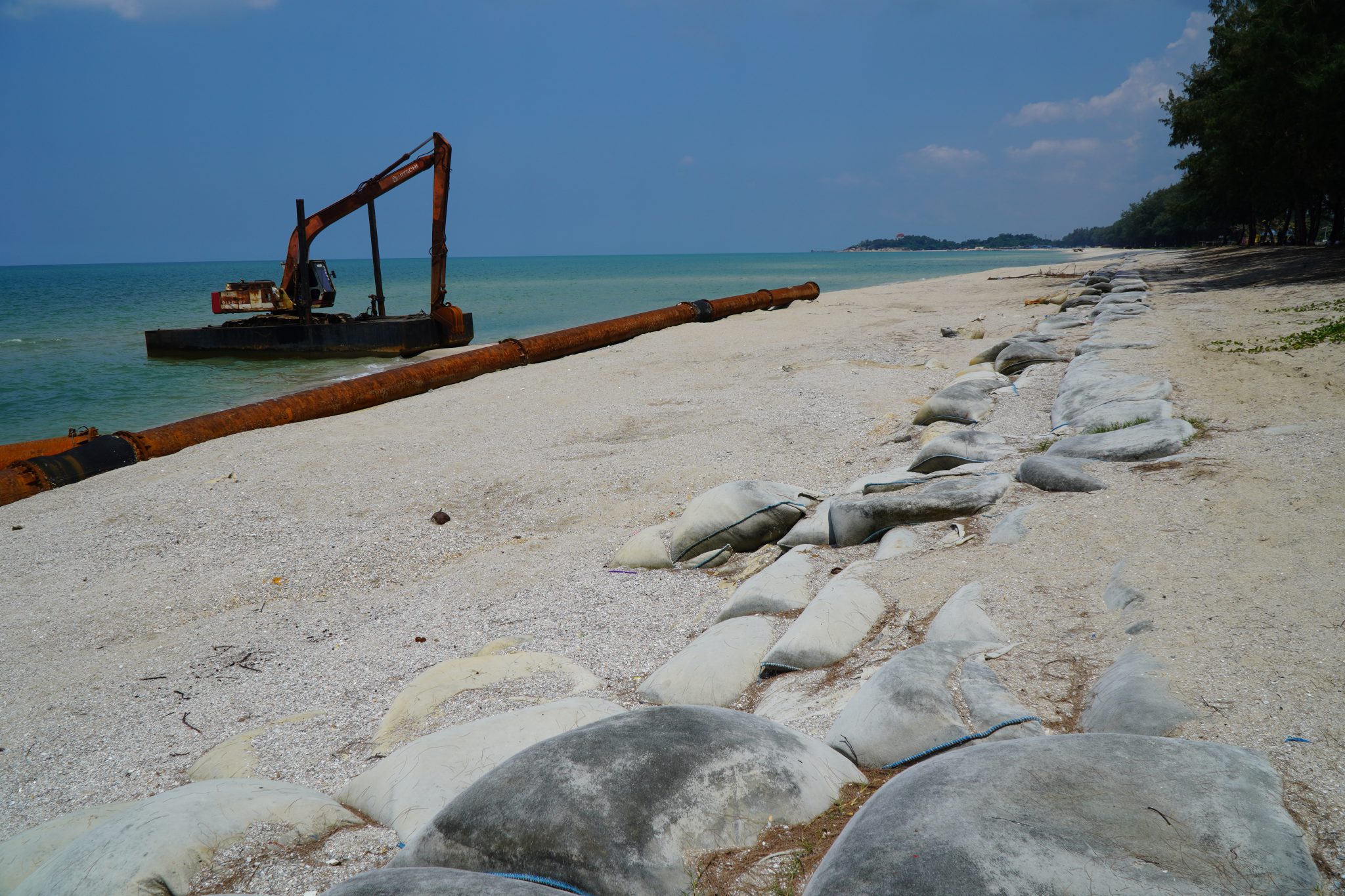 ในพื้นที่ระบบหาดแหลมตะลุมพุก-แหลมสมิหลา ระบบหาดหาดชลาทัศน์ และระบบหาดสะกอม โดยแนวชายฝั่งเป็นหาดทราย พื้นที่ชายฝั่งทะเล บริเวณหาดชลาทัศน์ (หลัง มทร.ศรีวิชัย) ต.บ่อยาง ประสบปัญหากัดเซาะชายฝั่ง ระยะทางประมาณ ๔๕๐ เมตร และพื้นที่ ม.๗ ต.เขารูปช้าง ประสบปัญหากัดเซาะชายฝั่ง ระยะทางประมาณ ๒๐๐ ม. และพบว่าแนวชายฝั่งทะเล อ.เมือง จ.สงขลา มีโครงสร้างป้องการกัดเซาะชายฝั่ง ทั้ง กล่องกระชุหิน กำแพงกันคลื่นแบบตั้งตรง เขื่อนหินทิ้งริมชายฝั่ง เขื่อนหินทิ้งนอกชายฝั่ง รอดักทรายรูปตัวไอและบางจุดมีถุงใยสังเคราะห์บรรจุทราย สำหรับบริเวณหาดชลาทัศน์ มีโครงการแก้ไขปัญหากัดเซาะชายฝั่งโดยวิธีการถ่ายเททราย ระยะทางประมาณ ๓,๔๓๐ ม. ส่วนชายฝั่งบริเวณอื่นๆ คงสภาพสมดุลตามธรรมชาติ