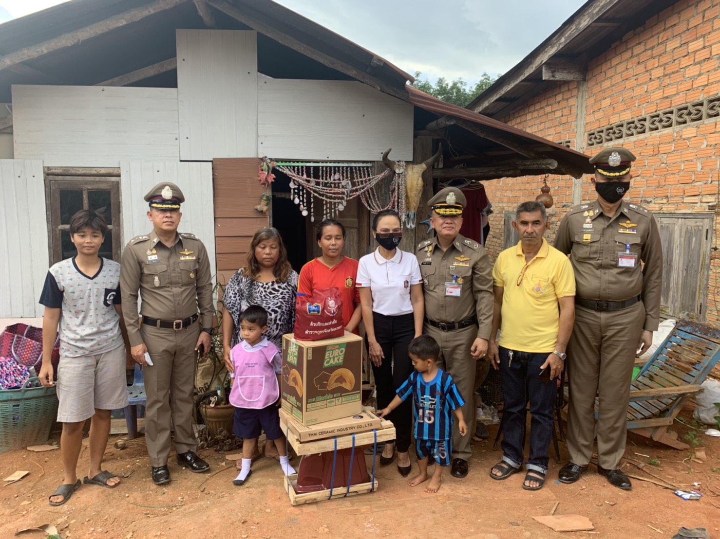 ศูนย์ดำรงธรรมเข้าตรวจสอบ-ช่วยเหลือสาวบางกล่ำถูกเพื่อนบ้านบูลลี่หลัง ขอรับบริจาคโถส้วม