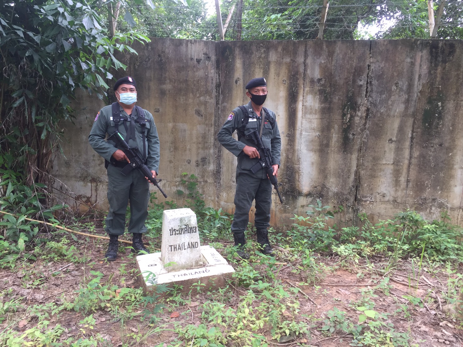  เจ้าหน้าที่ออกลาดตระเวนคุมเข้มแนวชายแดนไทย-มาเลเซีย ของจังหวัดสงขลา ป้องกันคนลักลอบเข้ามาโดยไม่ผ่านการตรวจ โควิด-19