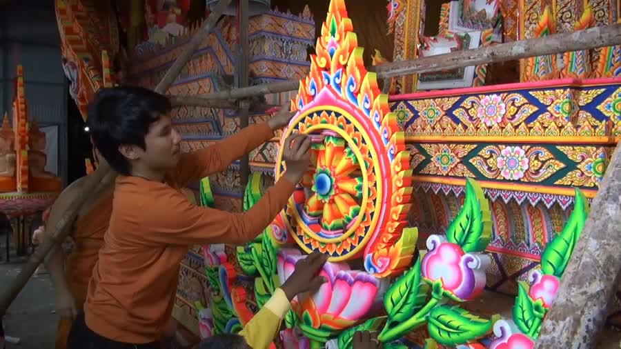 เรือพระวัดตีนเมรุศรีสุดาราม จ.สงขลา เร่งประกอบเพื่อให้ทันส่งเข้าประกวดในงานประเพณีลากพระและตักบาตรเทโว ของเทศบาลนครสงขลาปี 2563