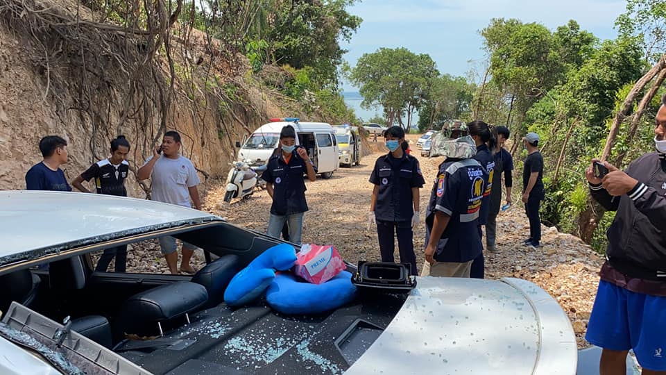 รถเก๋งครอบครัวเที่ยววันหยุดเสียหลักตกเหวลึกกว่า 50 เมตรทางขึ้นเขากุฏิ ต.เกาะยอ 1 รถเก๋งครอบครัวเที่ยววันหยุดเสียหลักตกเหวลึกกว่า 50 เมตรทางขึ้นเขากุฏิ ต.เกาะยอ