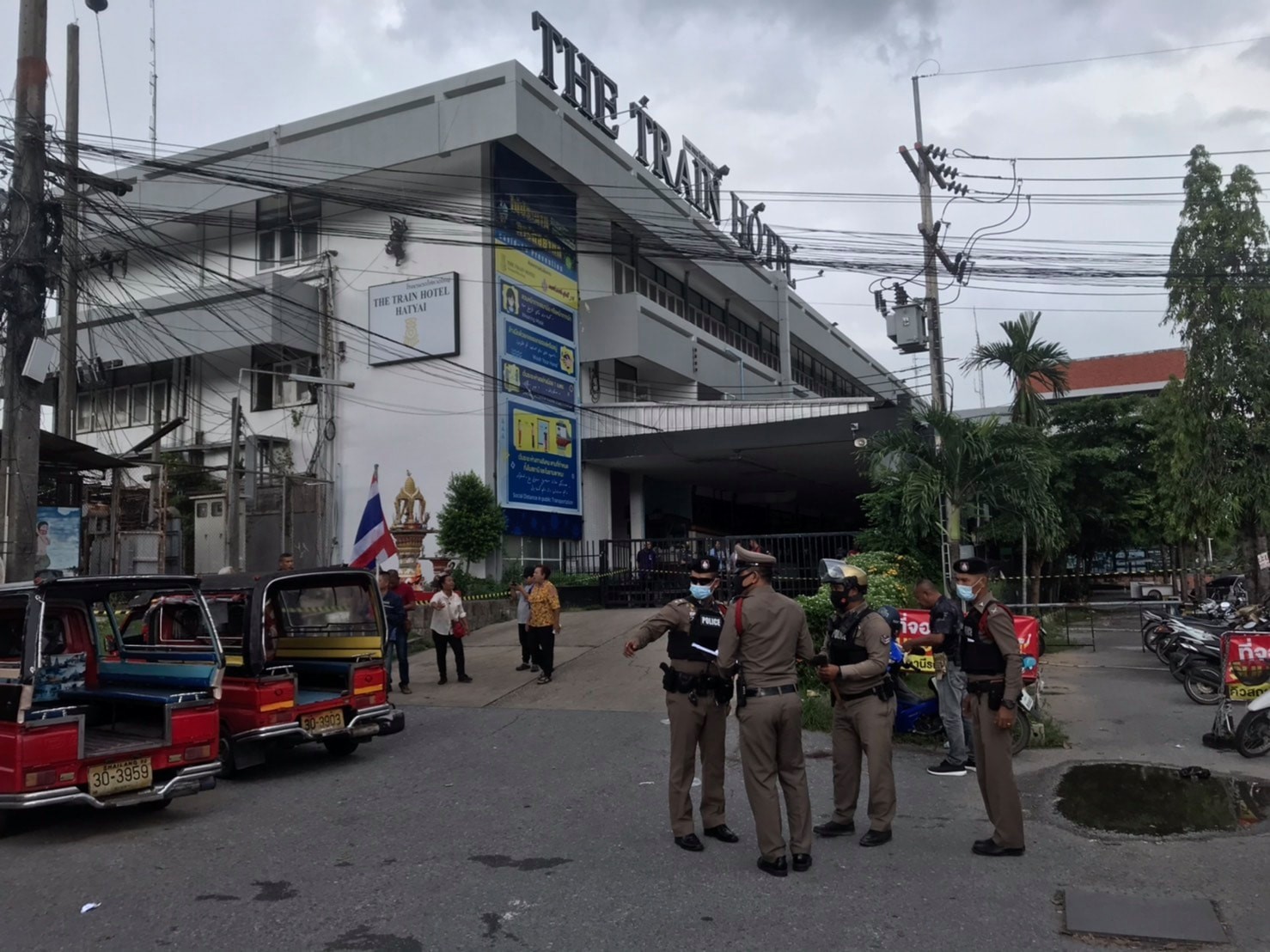 เมื่อ 13 ก.ย.63 เวลาประมาณ15.10 น ที่ผ่านมาหน้าสถานีรถไฟหาดใหญ่ ได้เกิดเหตุการคนขับตุ๊กตุ๊กยิงคนขับตุ๊กตุ๊กด้วยกัน