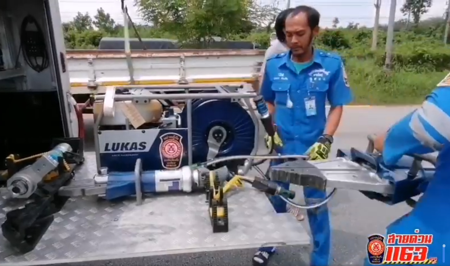นาทีฉุกเฉินรถบรรทุกชนท้ายสภาพยับ คนเจ็บติดในรถ ถ.เอเซีย-บางกล่ำ ขาเข้าหาดใหญ่ 2 นาทีฉุกเฉินรถบรรทุกชนท้ายสภาพยับ คนเจ็บติดในรถ ถ.เอเซีย-บางกล่ำ ขาเข้าหาดใหญ่