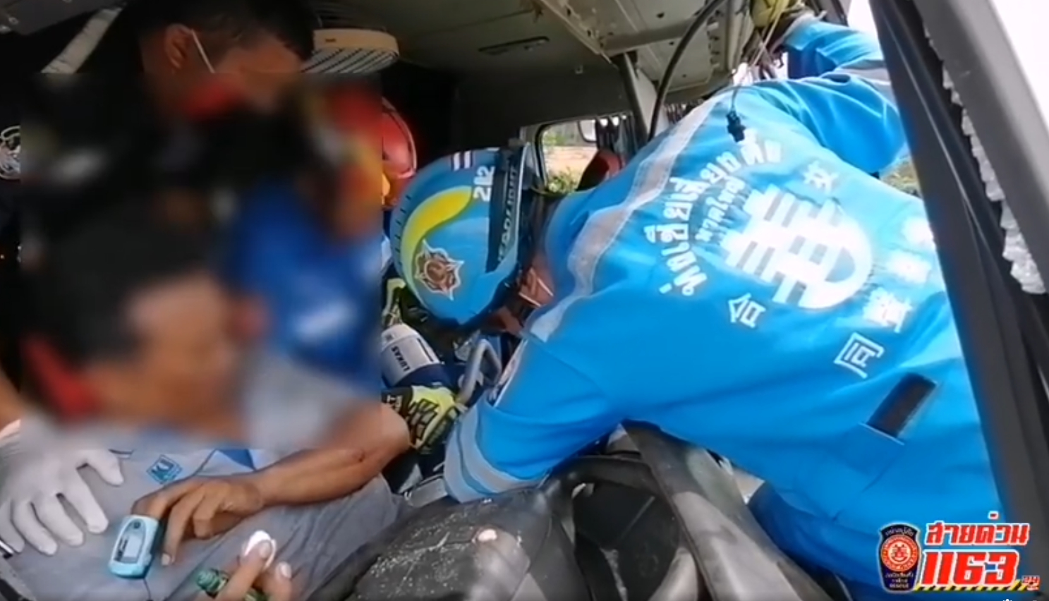 นาทีฉุกเฉินรถบรรทุกชนท้ายสภาพยับ คนเจ็บติดในรถ ถ.เอเซีย-บางกล่ำ ขาเข้าหาดใหญ่ 1 นาทีฉุกเฉินรถบรรทุกชนท้ายสภาพยับ คนเจ็บติดในรถ ถ.เอเซีย-บางกล่ำ ขาเข้าหาดใหญ่