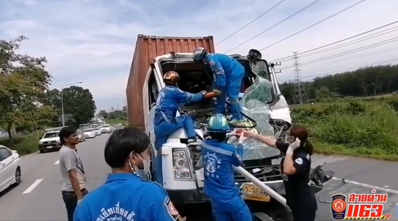 นาทีฉุกเฉินรถบรรทุกชนท้ายสภาพยับ คนเจ็บติดในรถ ถ.เอเซีย-บางกล่ำ ขาเข้าหาดใหญ่ 4 นาทีฉุกเฉินรถบรรทุกชนท้ายสภาพยับ คนเจ็บติดในรถ ถ.เอเซีย-บางกล่ำ ขาเข้าหาดใหญ่