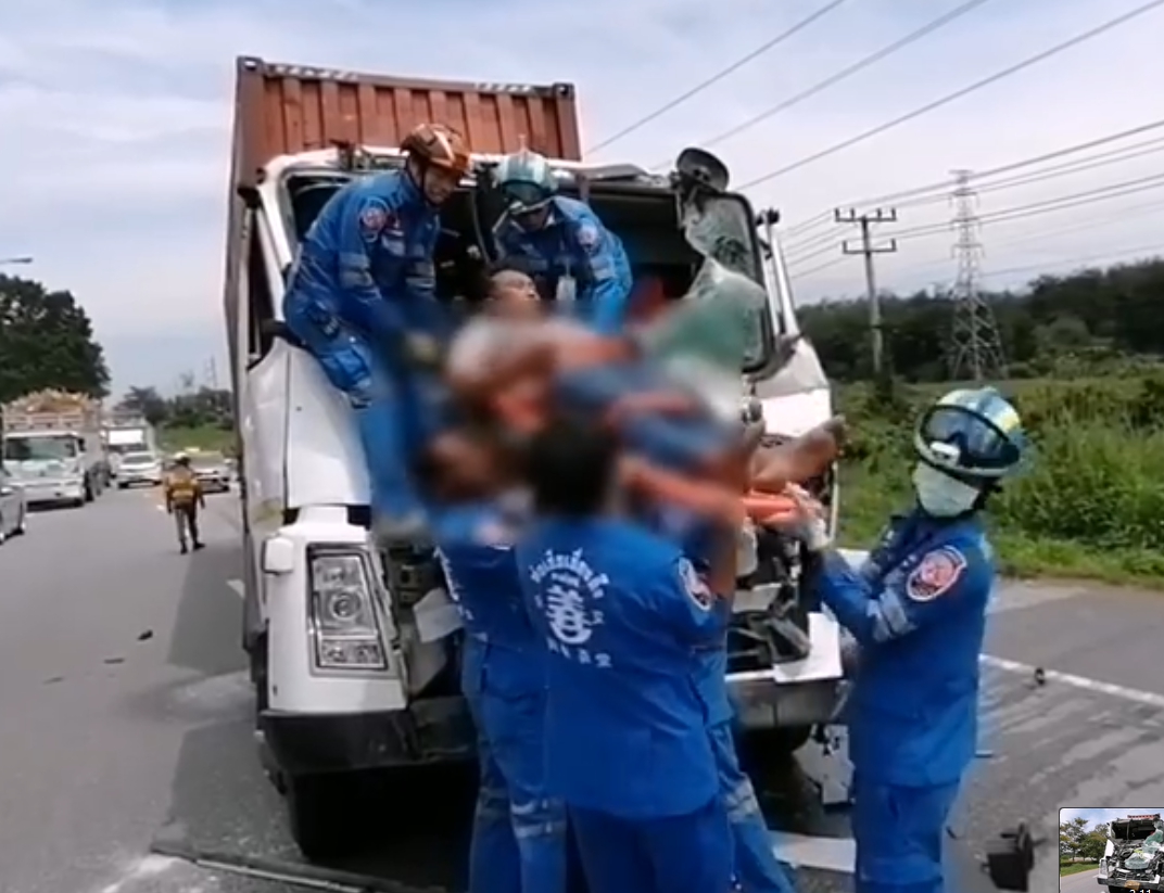 นาทีฉุกเฉินรถบรรทุกชนท้ายสภาพยับ คนเจ็บติดในรถ ถ.เอเซีย-บางกล่ำ ขาเข้าหาดใหญ่ 3 นาทีฉุกเฉินรถบรรทุกชนท้ายสภาพยับ คนเจ็บติดในรถ ถ.เอเซีย-บางกล่ำ ขาเข้าหาดใหญ่