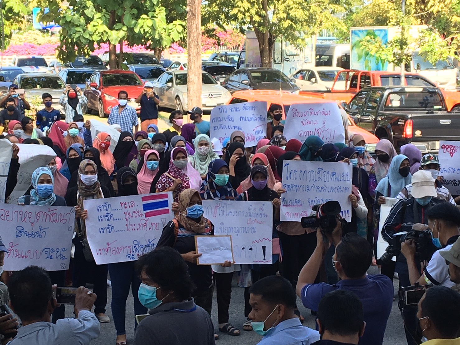 จ.สงขลา ชุมนุมเดือดหน้าศาลากลางสงขลา ฝ่ายสนุบสนุนปะทะฝ่ายค้าน กรณีนิคมอุตสหกรรมจะนะ