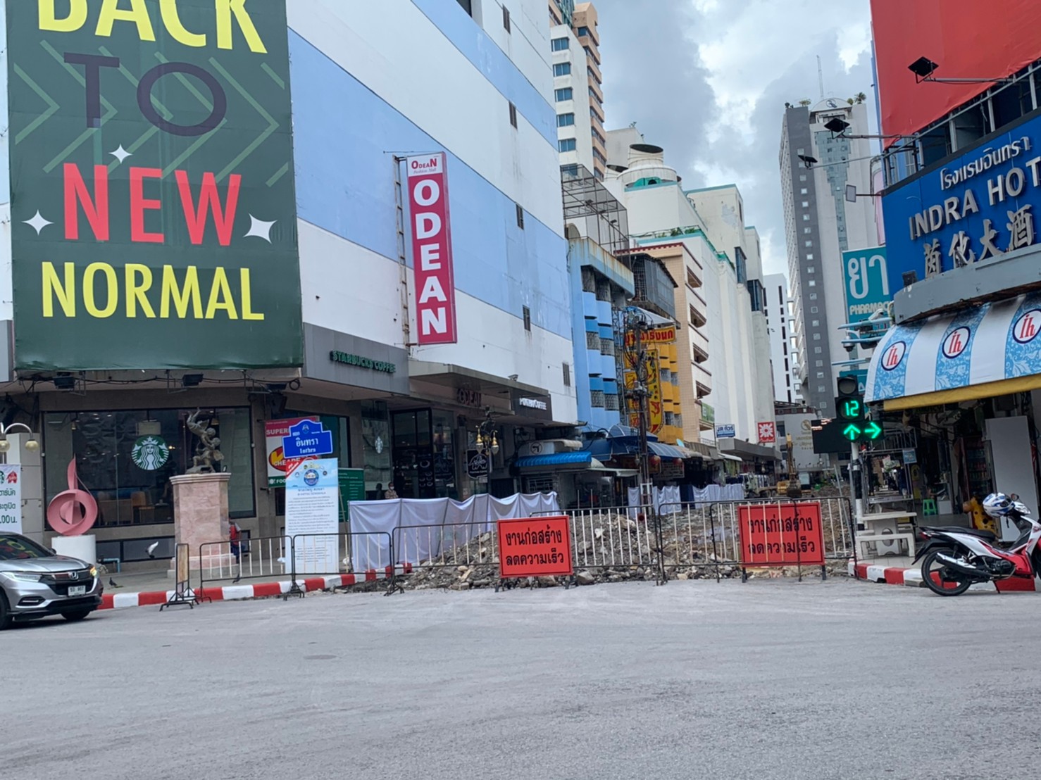 ปิดถนนเสน่หานุสรณ์ - ถนนธรรมนูญวิถี แล้วเตรียมดำเนินการก่อสร้างปรับปรุงผิวจราจร วันที่ 13 ก.ย. 63 สำนักการช่าง เทศบาลนครหาดใหญ่ได้ดำเนินการปิดถนนแล้ว 