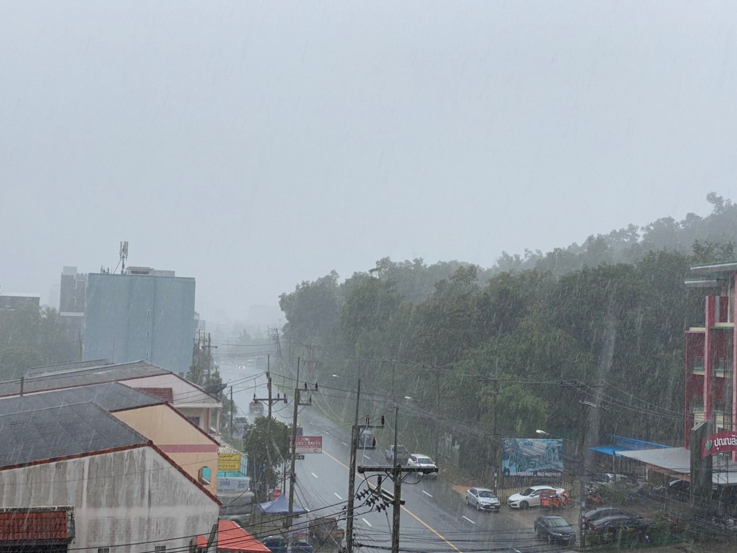 27 ก.ย.- 1 ต.ค. 63 มรุสมตะวันตกเฉียงใต้ปกคลุมภาคใต้ ฝนตกร้อยละ 60 ของพื้นที่-ทะเลอ่าวไทยมีกำลังแรงขึ้น