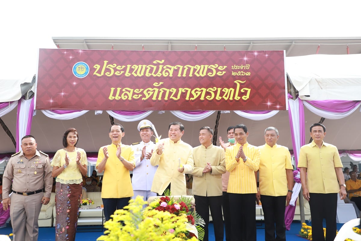 บรรยากาศงานประเพณีลากพระประจำปี 2563 เป็นไปอย่างคึกคักยิ่งใหญ่ ประชาชนให้ความสนใจเดินทางเที่ยวชมงานจำนวนมาก