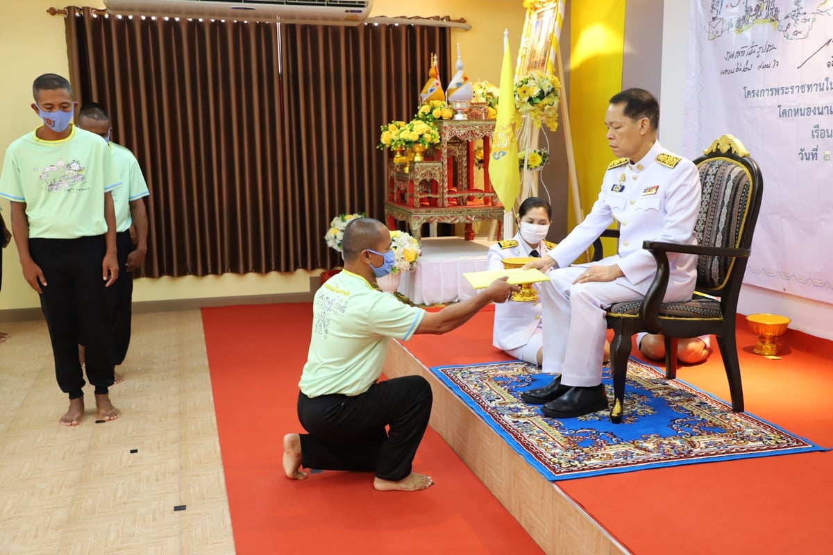 พระบาทสมเด็จพระเจ้าอยู่หัว มอบประกาศนียบัตรผู้ต้องราชทัณฑ์ จำนวน 100 คน ณ เรือนจำกลางสงขลา