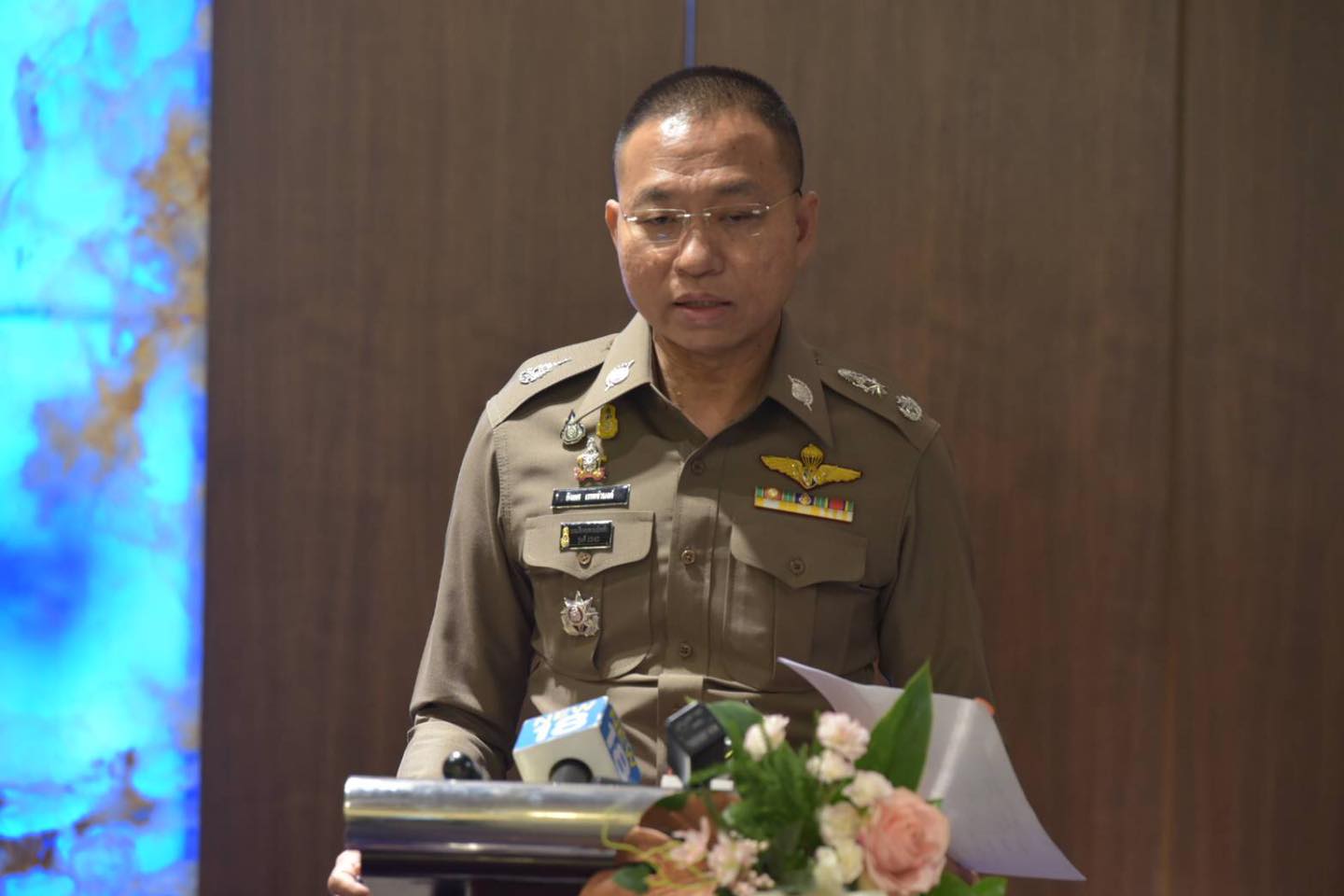 ผบ.ตร. สั่ง Set Zero จุดตรวจ จุดสกัด ด่านตรวจเมา แต่ด่านความมั่นคง ด่านป้องกันยาเสพติดยังคงดำเนินปกติ 2 พล.ต.อ.สุวัฒน์ แจ้งยอดสุข ผู้บัญชาการตำรวจแห่งชาติ มอบนโยบายการบริหารงาน สั่งยกเลิกการตั้งด่านทั่วประเทศ #ชั่วคราว ให้ทบทวน หลักเกณฑ์ ในการตั้งจุดตรวจจุดสกัด ให้ถูกต้องตามระเบียบ กฎหมาย สามารถป้องกัน ระงับยับยั้งอาชญากรรมได้อย่างมีประสิทธิภาพและที่สำคัญต้องไม่สร้างความเดือดร้อนให้กับประชาชน รวมถึงการวางเป้าติดตั้งกล้องวงจรปิด 5,000 ตัว ทั่วกรุงเทพมหานคร ให้เสร็จสิ้นภายใน 4 เดือน เพื่อสร้างความมั่นใจในชีวิตและทรัพย์สินของประชาชน