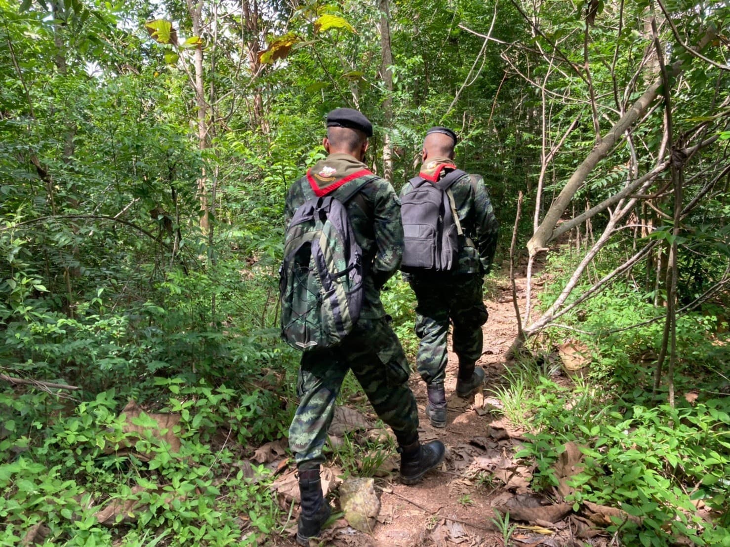 วันนี้ 6 ต.ค.63 พ.อ.อายุพันธ์ กรรณสูต ผู้บังคับหน่วยเฉพาะกิจกรมทหารราบที่ 5 พ.ต.ต.สุริวงศ์ สมทรง ผู้บังคับการกองร้อยตำรวจตระเวนชายแดนที่437 ได้สั่งกำลัง เจ้าหน้าที่หน่วยเฉพาะกิจกรมทหารราบที่ 5 เจ้าหน้าที่ตำรวจตระเวนชายแดน 437 และ เจ้าหน้าที่ทหาร ร้อย ร.5021 ตรึงกำลังเข้ม ตามแนวชายแดน ไทย-มาเลเซีย ในเขตพื้นที่จังหวัดสงขลา ทั้ง3 อำเภอที่ติดเขต พรมแดน คือ อำเภอสะเดา นาทวี และ สะบ้าย้อย เพื่อป้องกันการกระทำความผิด และ การลักลอบเข้าประเทศตามช่องทางธรรมชาติ ของกลุ่มแรงงานประเทศเพื่อบ้าน และ ป้องกันสกัด กลุ่มแรงงานต่างด้าวที่เสี่ยงต่อเชื้อไวรัสโควิด-19 โดยไม่ผ่านการคัดกรอง ในขณะที่ประเทศมาเลเซีย ซึ่งมีพรมแดน ติดกับจังหวัดสงขลา ยังคงพบผู้ป่วยติดเชื้อไวรัส-19 ล่าสุดวานนี้ ยอดผู้ป่วยติดเชื้อวันเดียวสูงถึง 432 คน /วัน แม้ในขณะนี้จังหวัดสงขลา ตัวเลขผู้ป่วยรายใหม่ยังคงเป็นศูนย์ แต่เจ้าหน้าที่ทุกหน่วยที่เกี่ยวข้อง ยังคงต้องเฝ้า ระวังและ คุมเข้มตลอดแนวชายแดน ไทย-มาเลเซีย เพื่อป้องกันและสกัดขวนการ นำพาแรงงานต่างด้าวหลบหนีเข้าเมือง และ กลุ่มกองทัพมด ลักลอบนำพาสิ่งผิดกฎหมายเข้ามายังประเทศไทย 