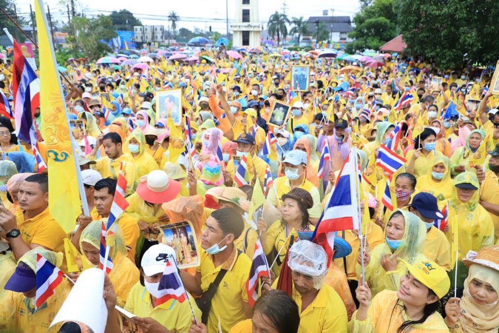 แม้ฝนตก !! ปชช.นาทวีกว่า 2,500 คนร่วมใจสวมเสื้อเหลือง รวมพลังสร้างความจงรักภักดีต่อพระมหากษัตริย์