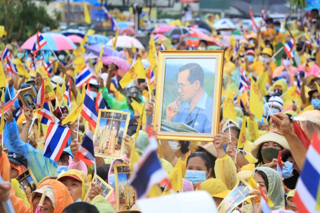 แม้ฝนตก !! ปชช.นาทวีกว่า 2,500 คนร่วมใจสวมเสื้อเหลือง รวมพลังสร้างความจงรักภักดีต่อพระมหากษัตริย์