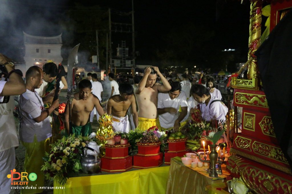 ตื่นตาตื่นใจนักท่องเที่ยว-ปชช.สงขลา กับบรรยากาศพิธีโก้ยโห้ยหรือลุยไฟเทศกาลกินเจประจำปี 63